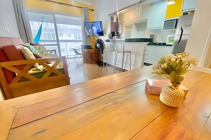 Departamento Deluxe, balcón, vista a la ciudad | Área de sala de estar