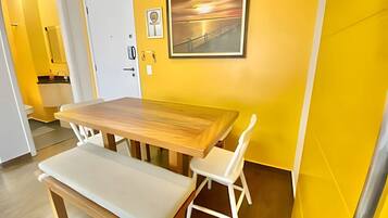 Apartament Deluxe, balcó, vistes a la ciutat | Servei de restauració