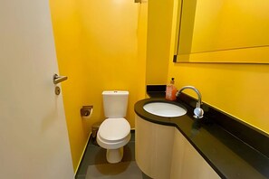 Departamento Deluxe, balcón, vista a la ciudad | Baño