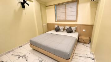 Suite Luxe, vue montagne | Draps italiens Frette, literie de qualité supérieure, minibar, bureau