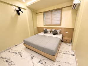 Frette Italian sheets, premium bedding, minibar, desk - Cielo Residency  (Vythiri)