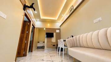Luxury Suite, Mountain View | Living room