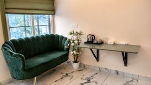 Premium-Suite, Klimaanlage, Bergblick | Wohnzimmer | 32-Zoll-Smart-TV mit Digitalempfang