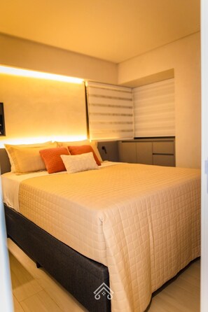 Een bureau, gratis wifi, beddengoed