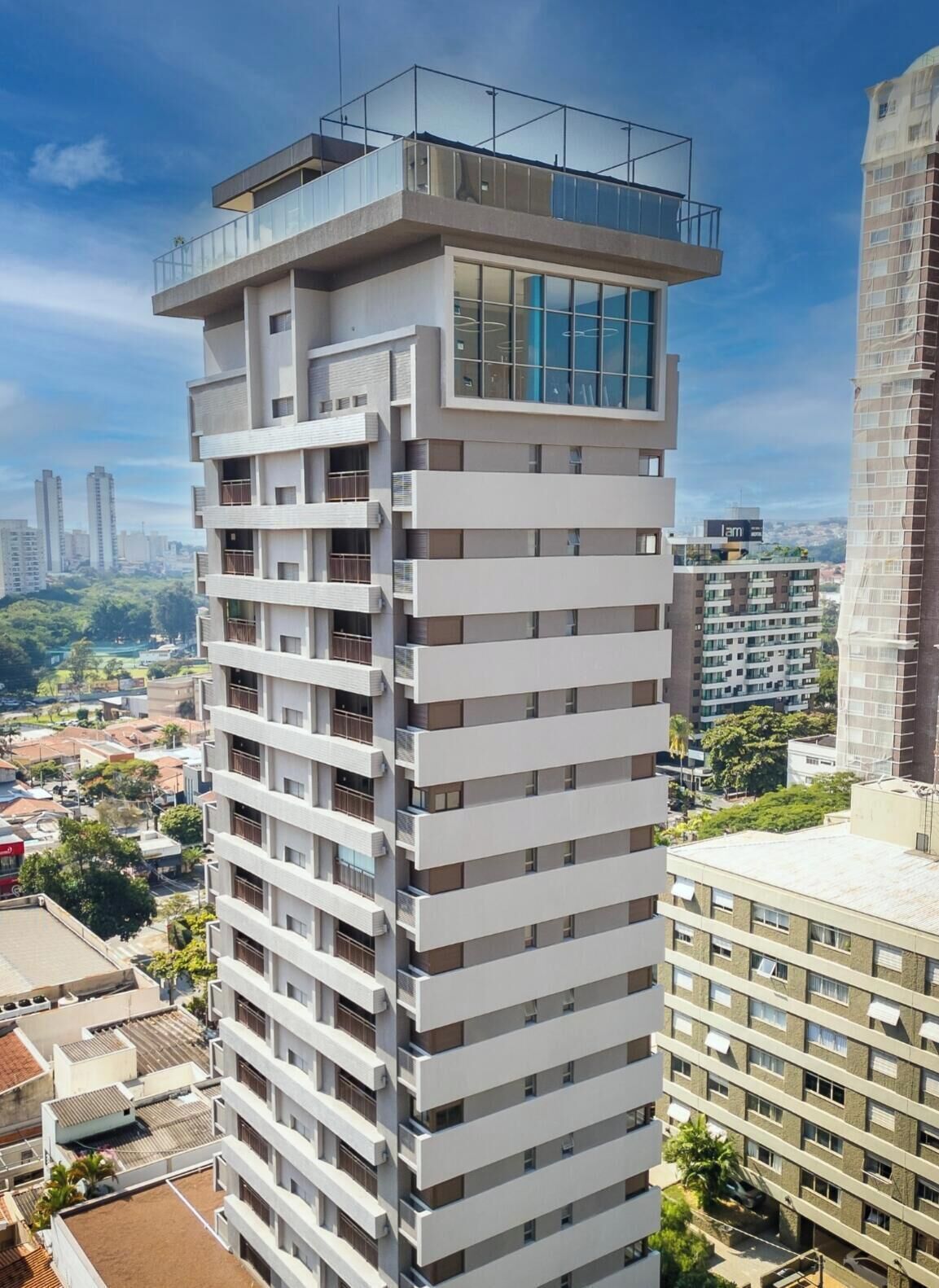 Um edifício alto com várias varandas e grandes janelas.