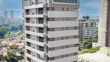 Um edifício alto com várias varandas e grandes janelas.