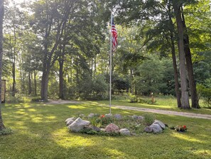 Property grounds - Riverfront escape at Q’s River Place, a 3 bedroom year round getaway (Hersey)