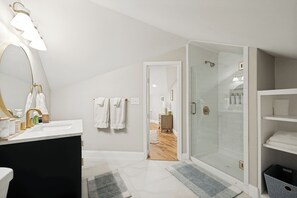 Dusche, Haartrockner, Handtücher, Seife