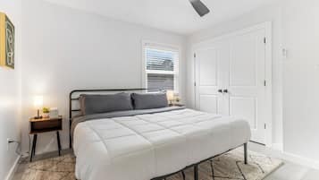 3 slaapkamers, een strijkplank/strijkijzer, reisbedje, gratis wifi