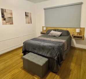 A bedroom with a bed, bedside tables, a bench, and abstract wall art. - A Home Away from Home: Apartment Countess•6per•2rec (Ciudad de México)