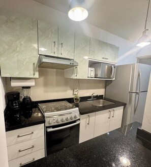 A kitchen with a stove, microwave, refrigerator, and a sink. - A Home Away from Home: Apartment Countess•6per•2rec (Ciudad de México)