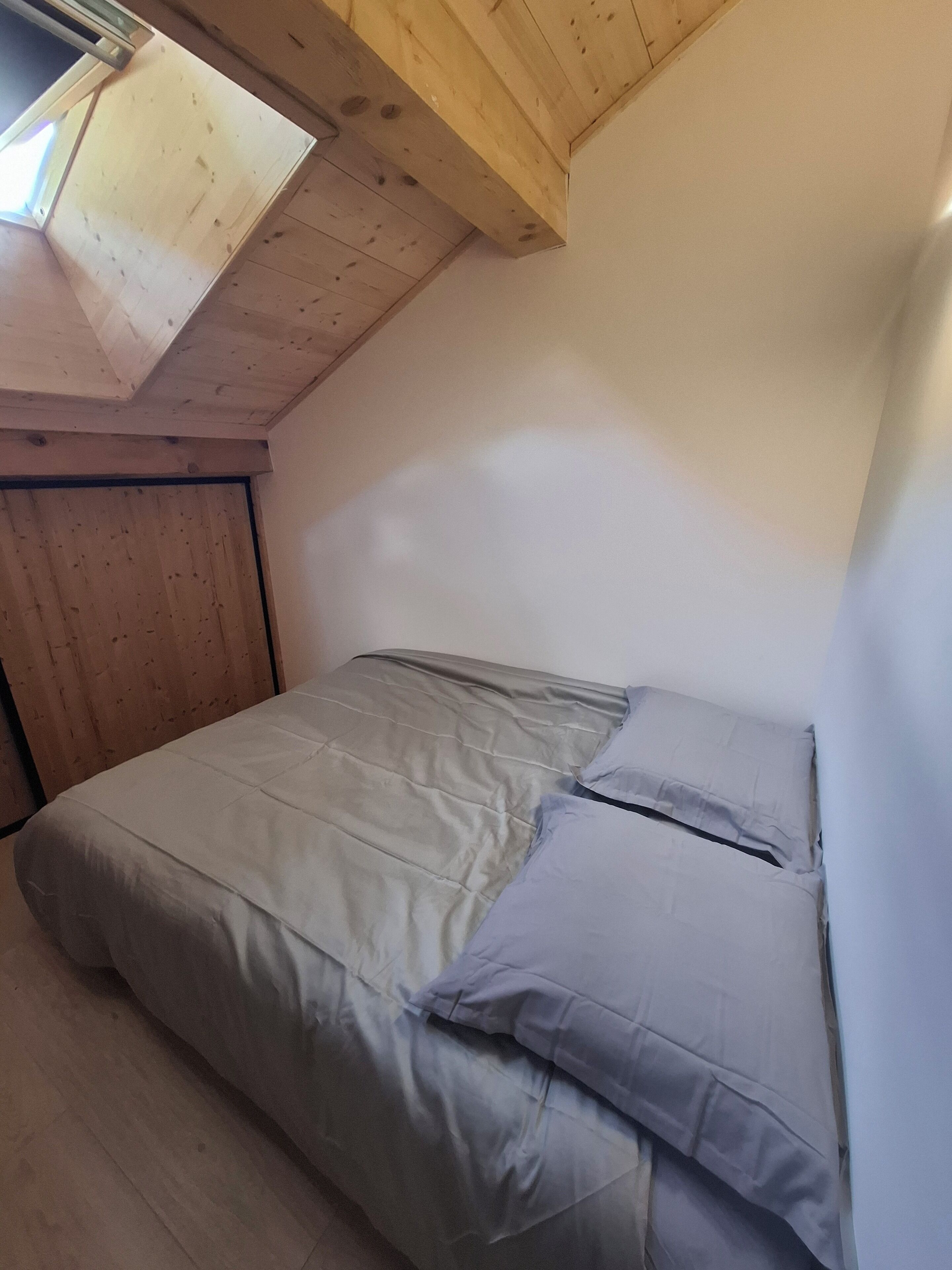 2 bedrooms, bed sheets