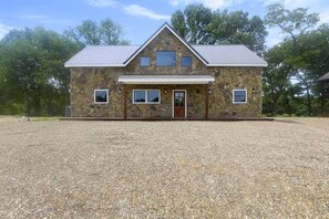 Exterior - Waterfront: Hot tub, pool table, river, fishing (McCurtain County)
