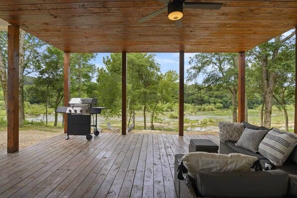 Terrace/patio - Waterfront: Hot tub, pool table, river, fishing (McCurtain County)