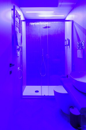 Doppia Standard | Bagno | Doccia, asciugacapelli, asciugamani, sapone