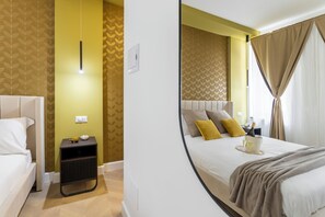 Una habitación de hotel con cama, mesita de noche y mesilla.