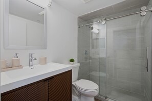 Secador de pelo, toallas, jabón, papel higiénico