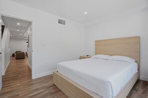Tabla de planchar con plancha, acceso a internet y ropa de cama 
