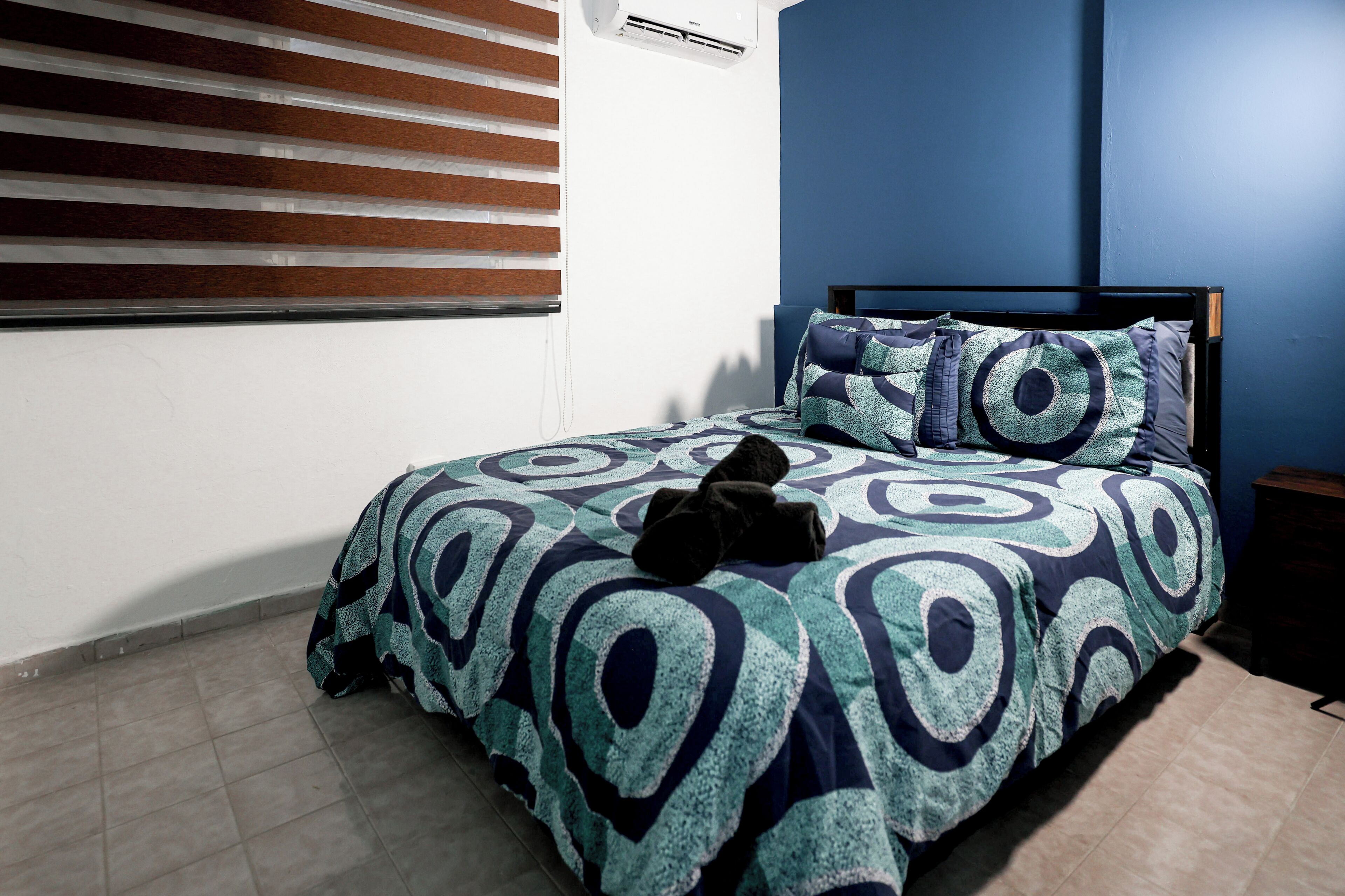3 bedrooms, iron/ironing board, WiFi (free), bed sheets