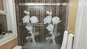 Ein Badezimmer mit Toilette, Waschbecken und Duschbereich.