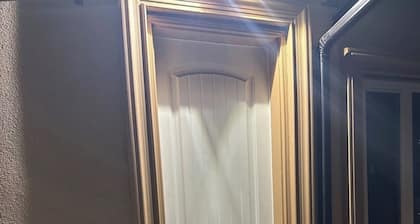Cozy 1 Bedroom Private Suite | Self Check-In | Free Parking