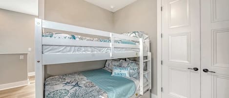 3 habitaciones, escritorio, tabla de planchar con plancha y wifi