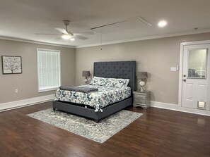 4 bedrooms, desk, iron/ironing board, free WiFi - Peaceful Home spacious 4 Bedrooms in Savannah
STR 026567 (Savannah)