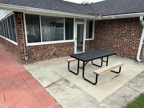 Outdoor dining - Peaceful Home spacious 4 Bedrooms in Savannah
STR 026567 (Savannah)