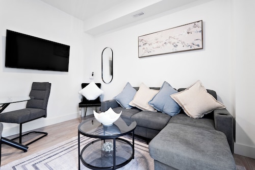 Cozy 2BR Getaway | Near the Falls | Free Parking + Welcome Wine