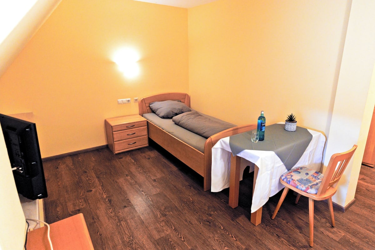 Single Room, Non Smoking, Private Bathroom | Desk, laptop workspace, WiFi (free), bed sheets