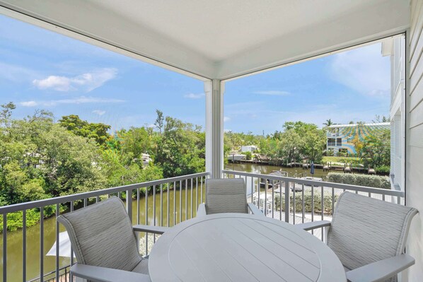 Outdoor dining - Coastal Escape at Hunters Point. A Luxury Waterfront Pool Home by Mainsail Vacation Rentals (Cortez)