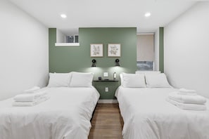 1 bedroom, desk, WiFi, bed sheets - Modern Private Suite in Greenfield, Own Entry (Pittsburgh)