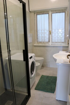 Bathroom - Vrbo Property (Como)