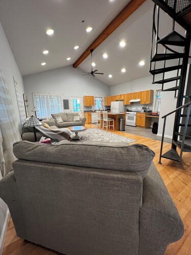     Peaceful Garden Cottage Near U of M in Ann Arbor • Sleeps 4