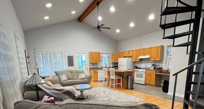 Peaceful Garden Cottage Near U of M in Ann Arbor • Sleeps 4