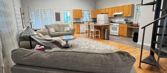 Peaceful Garden Cottage Near U of M in Ann Arbor • Sleeps 4