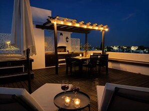 Outdoor dining - Penthouse with Private Rooftop Jacuzzi & Sea Views (El Paraíso)