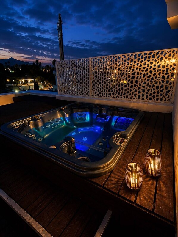 Outdoor spa tub - Penthouse with Private Rooftop Jacuzzi & Sea Views (El Paraíso)