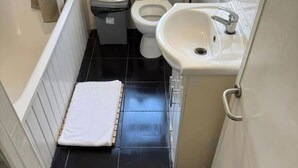 Un bany petit amb vàter, bidet i rentapel.