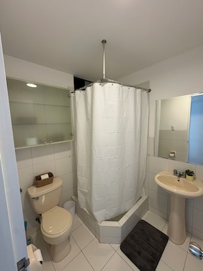 Shower, towels, soap, toilet paper - Spacious Duplex in Miraflores 2 room (Miraflores)