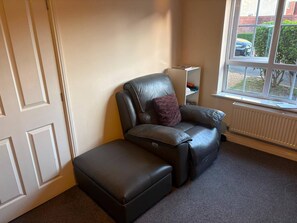 House, 3 Bedrooms, Accessible, Patio | Living area - Perfect Base for Leeds, York & Selby (Leeds)
