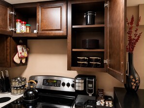 Private kitchen - Private suite Near Dulles w/Kitchen, Patio, Washer/Dryer! (Sterling)