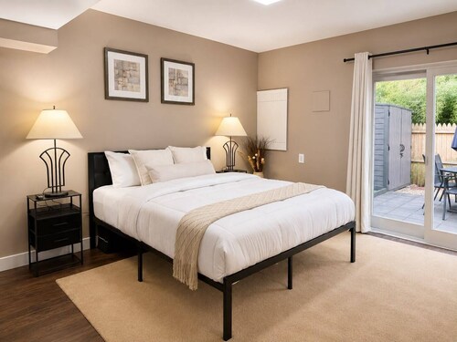 Private suite Near Dulles w/Kitchen, Patio, Washer/Dryer!