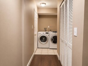 Interior - Private suite Near Dulles w/Kitchen, Patio, Washer/Dryer! (Sterling)