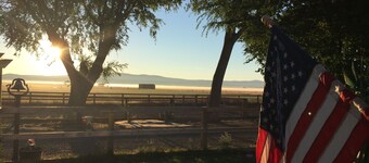 Charming 4-bedroom farmhouse with AC in near Lava Beds