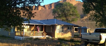 Charming 4-bedroom farmhouse with AC in near Lava Beds