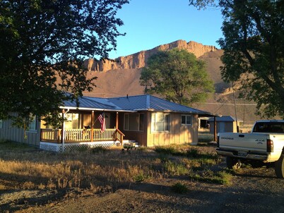 Charming 4-bedroom farmhouse with AC in near Lava Beds