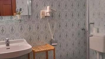 Dusche, Haartrockner, Handtücher, Shampoo