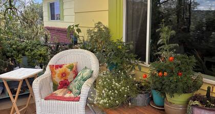 Cozy getaway. 1-bedroom, private bath in cheery country home.