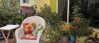 Cozy getaway. 1-bedroom, private bath in cheery country home.